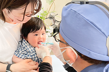 赤ちゃんの治療風景